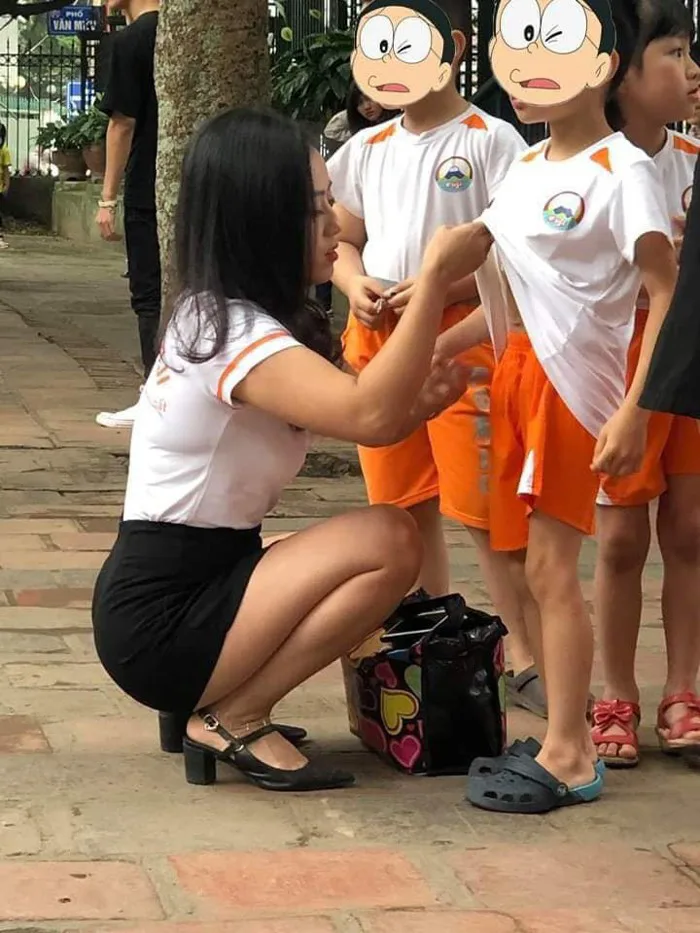 Cô giáo mầm non gây chú ý sau bức ảnh chụp trộm trên sân trường