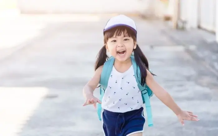 STT con gái đi học mầm non cực đáng yêu và hài hước