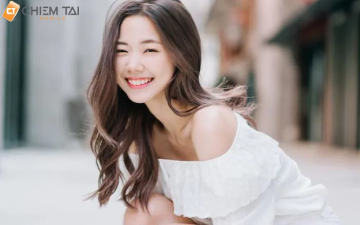 Cách selfie đẹp cho nữ mặt tròn giúp gương mặt THON GỌN