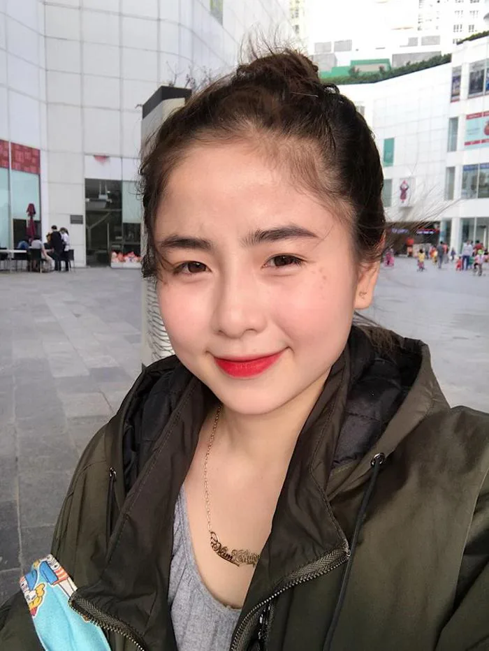 Cô gái có khuôn mặt tròn xinh xắn khiến ai cũng mê mẩn!