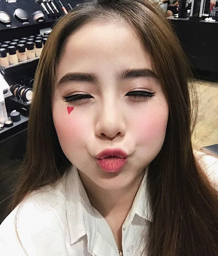 Cô gái có khuôn mặt tròn xinh xắn khiến ai cũng mê mẩn!