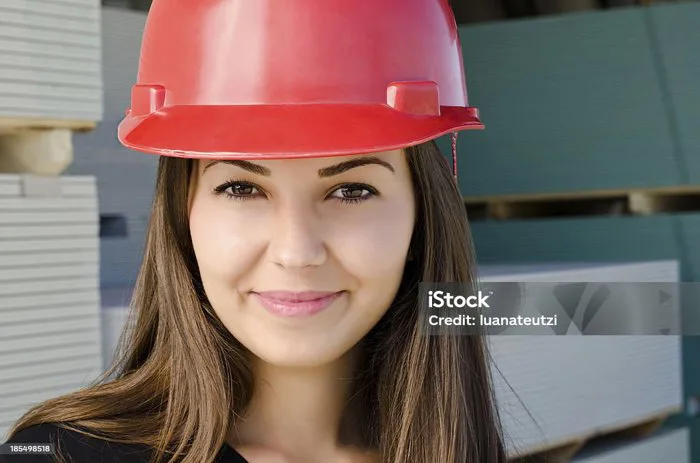 Cô Gái Xinh Đẹp Đội Mũ Bảo Hiểm An Toàn Màu Đỏ Mỉm Cười Hình ảnh Sẵn có -  Tải xuống Hình ảnh Ngay bây giờ - iStock
