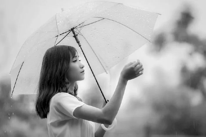 Top 101 hình ảnh cô gái buồn trong mưa đẹp, xinh nhất