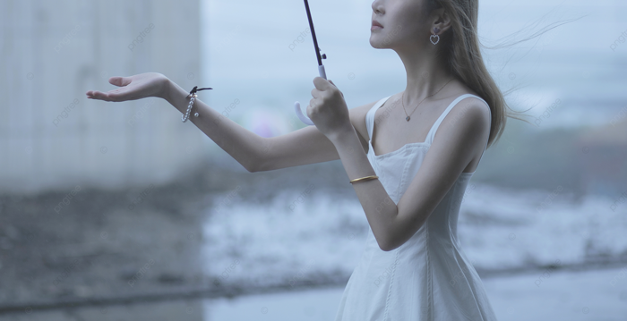 Người Phụ Nữ Gánh Nước Mưa Chiều Cô Gái Trong Công Trình Xây Dựng Dang Dở  Không ảnh ảnh Hình Chụp Và Hình ảnh Để Tải Về Miễn Phí - Pngtree