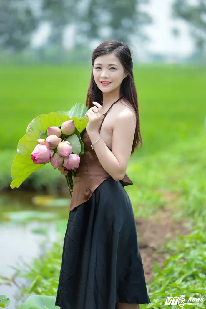 Hot girl Hà thành đẹp mê hồn bên sen đầu mùa