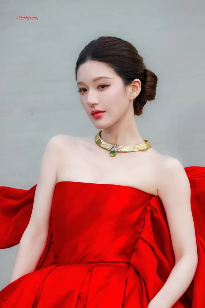 Hot girl mạng vụt sáng thành sao hạng A: Gương mặt sáng bừng như nắng hạ,  gu thời trang khiến 1,4 tỷ dân xiêu lòng