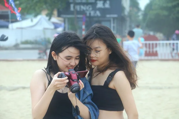 Ngắm hot girl khoe dáng chụp ảnh tại biển Sầm Sơn dịp nghỉ lễ 30/4 - 1/5