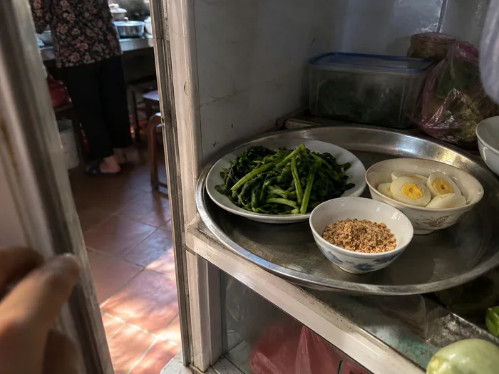 Ghé nhà bố mẹ vợ giữa trưa, bà giấu vội mâm cơm đi làm tôi khó hiểu, lương  hưu cả chục triệu sao phải thế?
