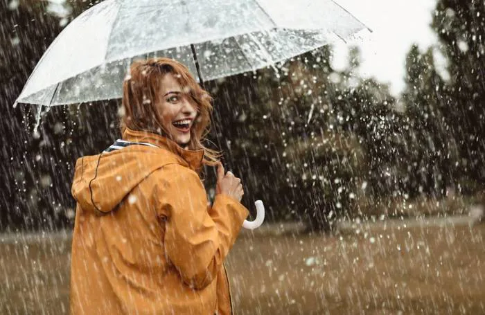 Lưu ngay bí kíp chụp ảnh dưới mưa cùng ô siêu nghệ thuật