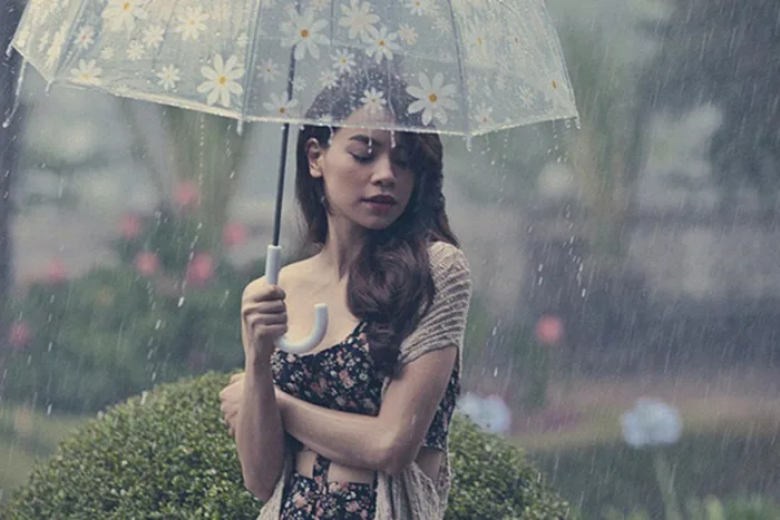 Lưu ngay bí kíp chụp ảnh dưới mưa cùng ô siêu nghệ thuật