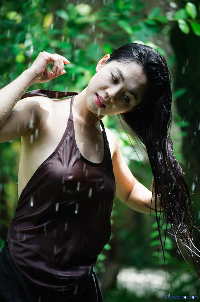 Loạt ảnh thiếu nữ tắm mưa đầy quyến rũ - Vĩnh Phát