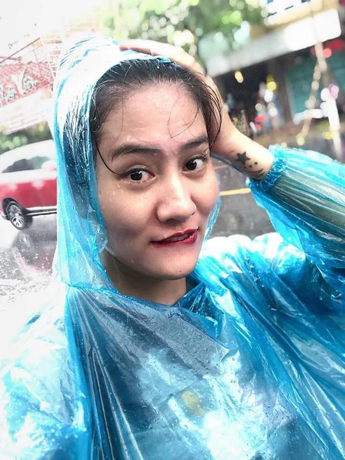 Chụp ảnh selfie giữa trời mưa, cô gái bị dân mạng chế giễu | Báo Dân trí