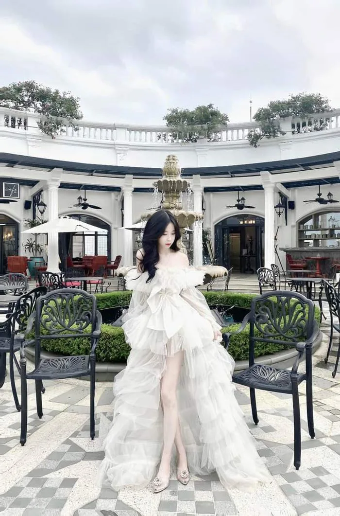 Nữ mặc váy | Nữ ngầu, Vay xinh, Váy cúp ngực