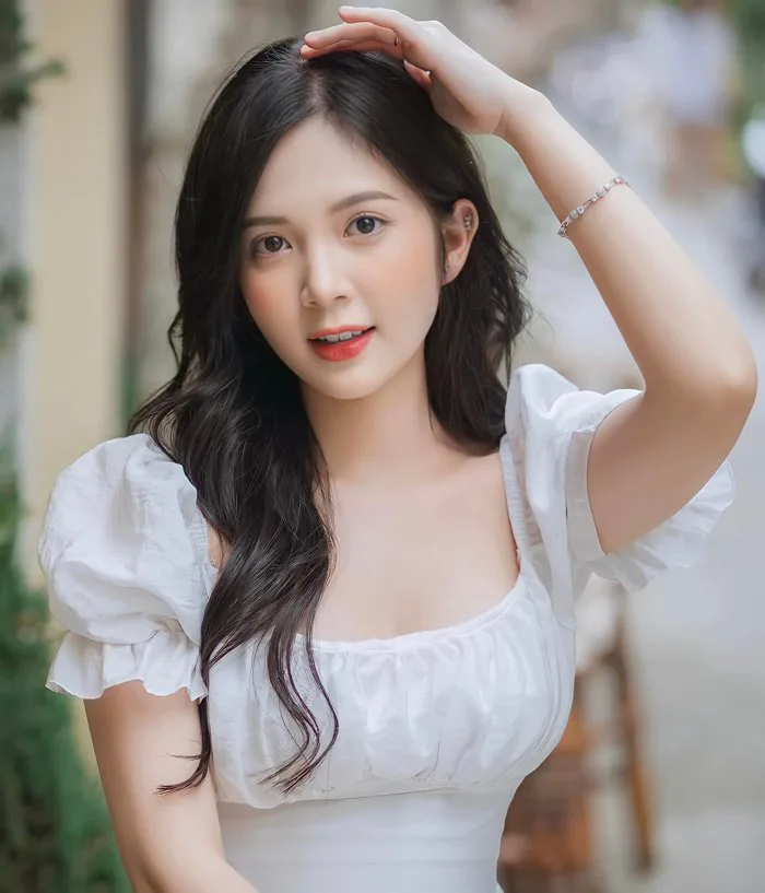 Gái xinh ngây thơ gây sốt trên sóng VTV, ngoài đời nóng bỏng thế này