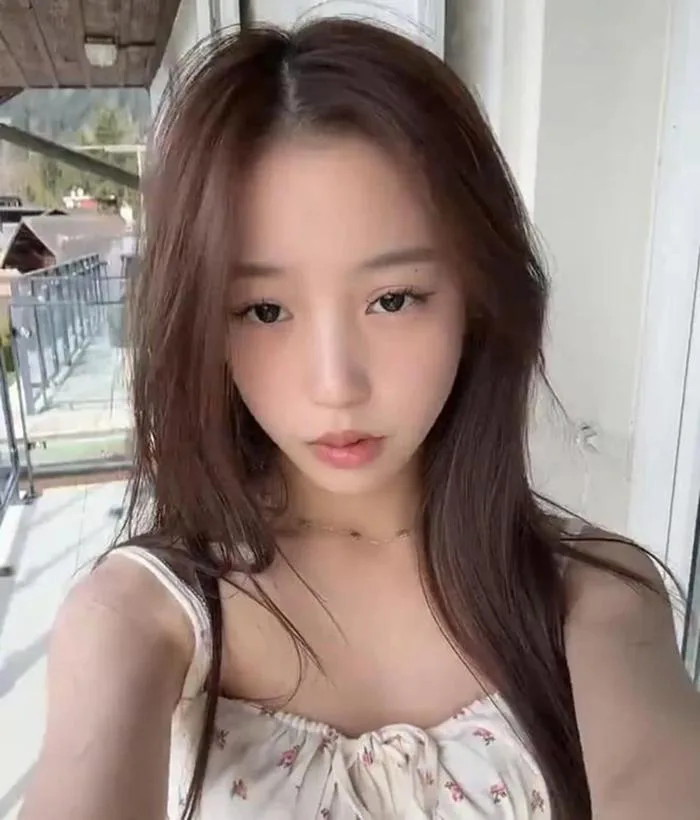 Con gái Triệu Vy gây bất ngờ vì vẻ ngoài xinh đẹp ở tuổi 15