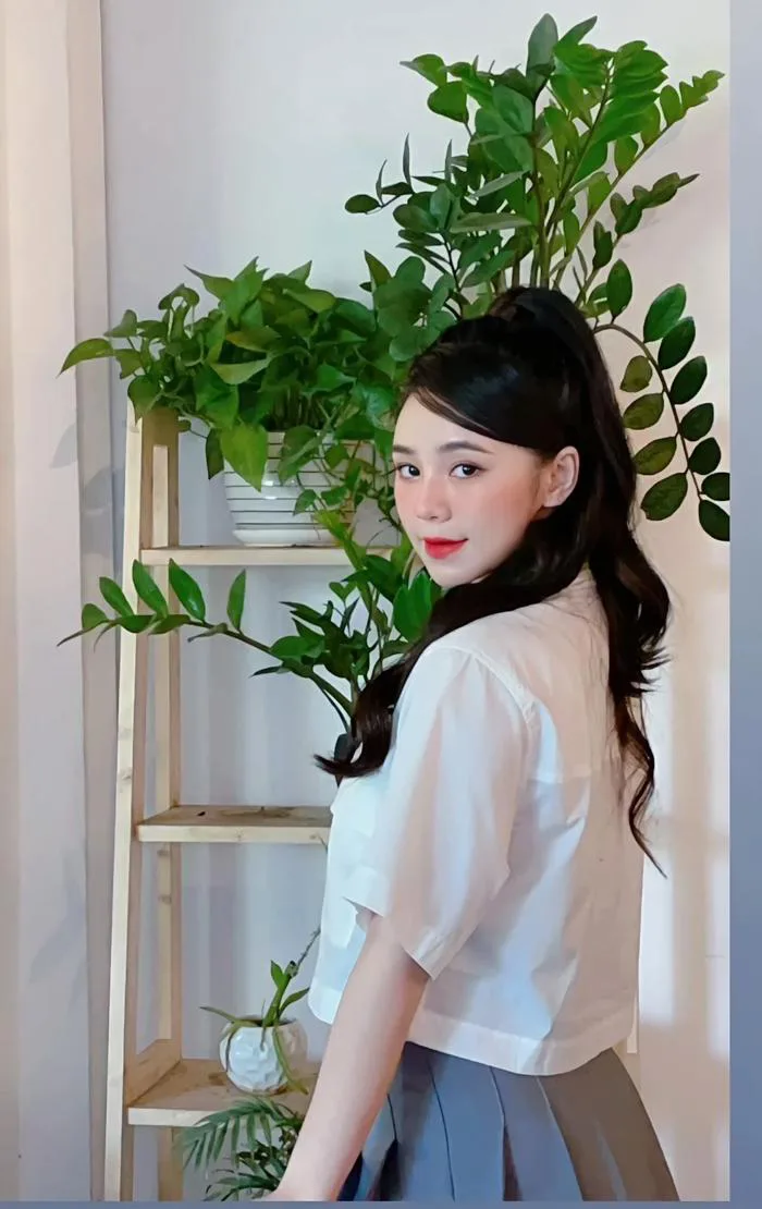 Diện vest, sơ mi phong cách Hàn, Nhật hot girl Quỳnh Kool trẻ măng tựa nữ  sinh
