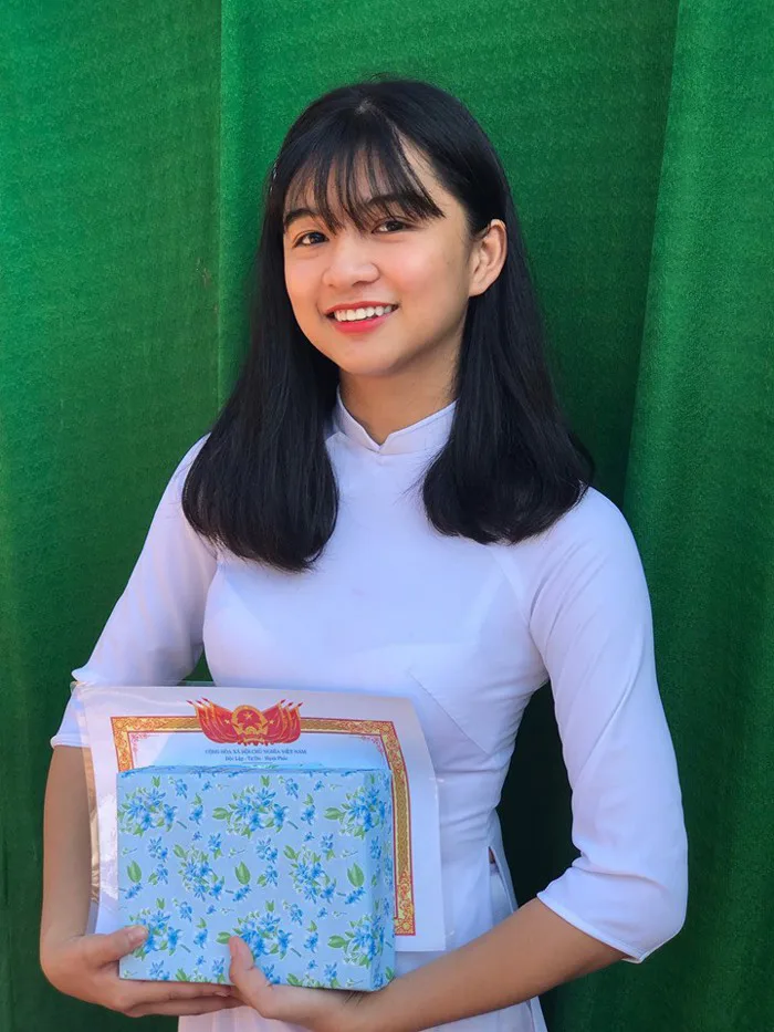 Đang học cấp 3 mà chưa xem loạt girl xinh này thì uổng quá: Nhìn người ta  mặc áo dài nè, toàn cực phẩm không đó!