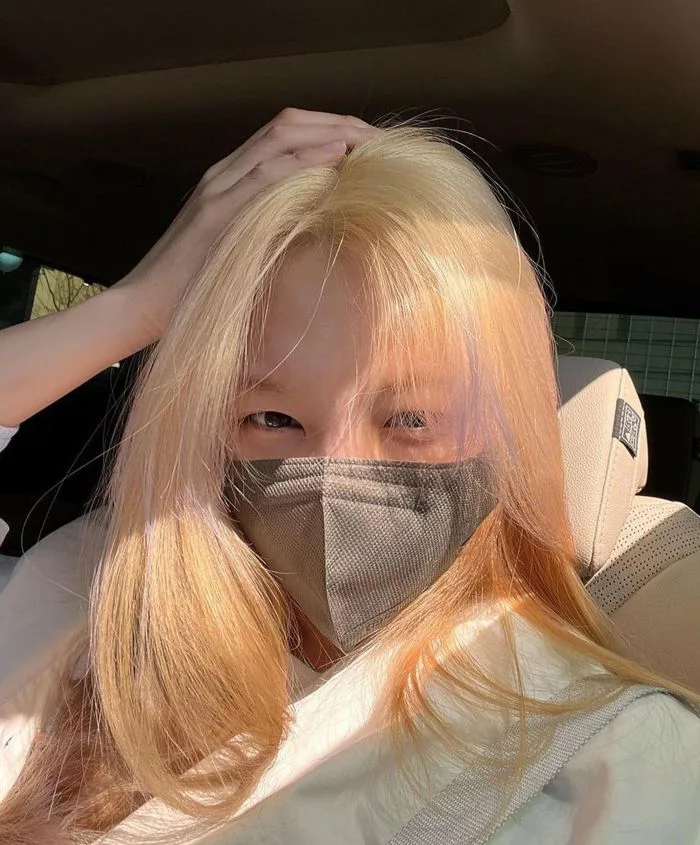Nayeon (TWICE), Cúc Tịnh Y lột xác hoàn toàn khi nhuộm tóc vàng bạch kim