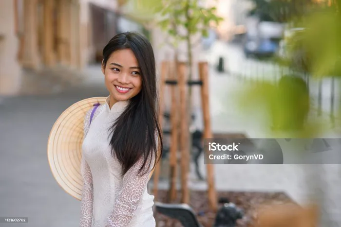 Cận Cảnh Chân Dung Cô Gái Xinh Đẹp Châu Á Mặc Áo Dài Với Nón Lá Việt Nam  Trên Nền Vòm Hình ảnh Sẵn có - Tải xuống Hình ảnh Ngay bây