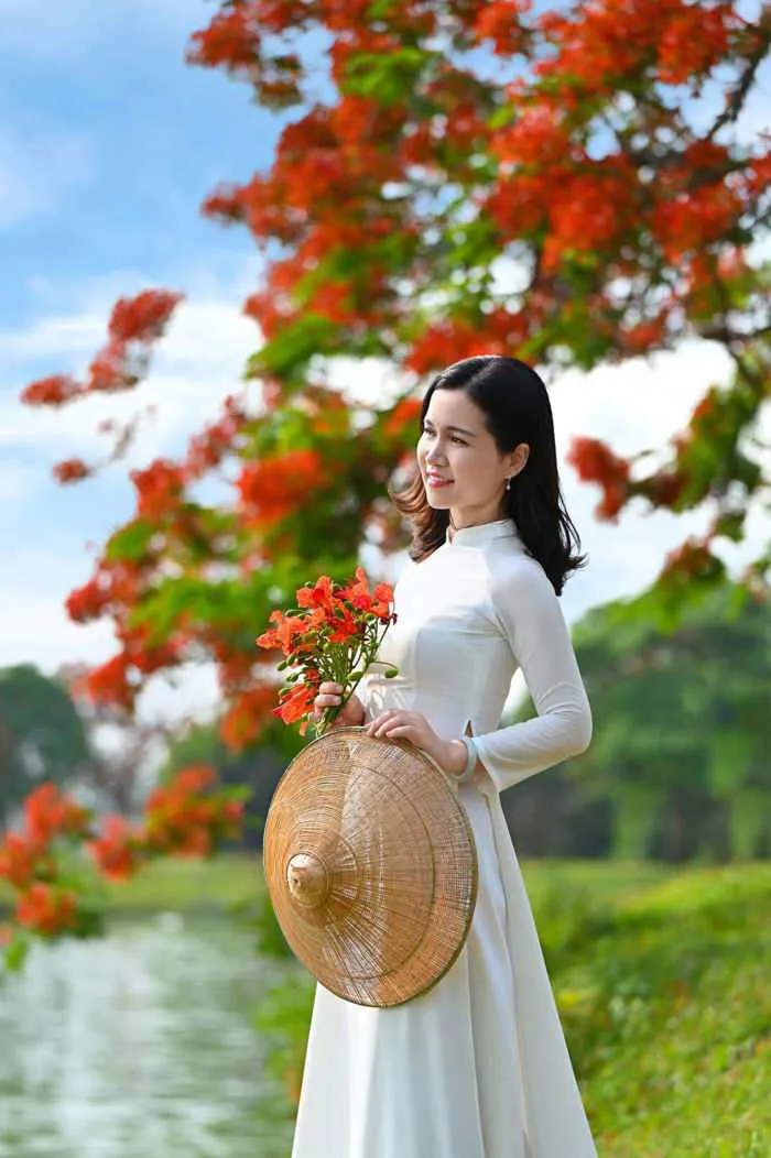 Hướng dẫn các tạo dáng chụp ảnh áo dài đẹp cùng nón lá với Studio Lavender  – Chụp hình cưới, ảnh gia đình, ảnh nghệ thuật – Lavender Studio