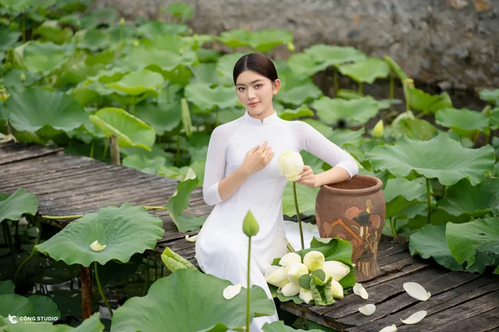 Bộ Ảnh Áo Dài Trắng Bên Sen Làm Xiêu Lòng Biết Bao Cô Gái