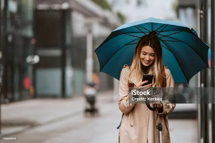 Cô Gái Xinh Đẹp Với Một Chiếc Ô Đứng Trong Mưa Gõ Một Tin Nhắn Hình ảnh Sẵn  có - Tải xuống Hình ảnh Ngay bây giờ - iStock