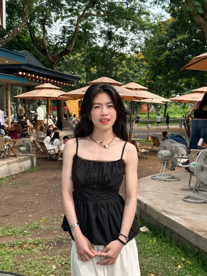 Hot girl đội tuyển bóng đá nữ Việt Nam khoe vẻ dịu dàng đời thường