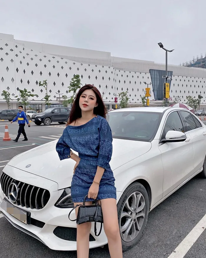 Không cần ai đó đi Mẹc chở vài vòng, hội gái đẹp này đã sớm mua ô tô tiền  tỷ, muốn thì tự đi