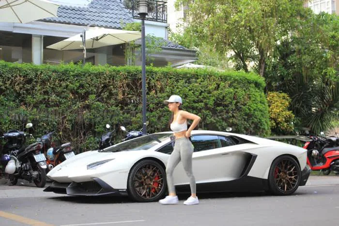 Cô gái xinh đẹp từng lái siêu xe 20 tỷ đi ăn cơm tấm đang hot trên MXH là  ai?
