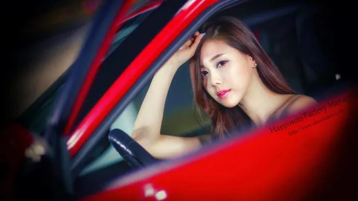 Hot girl xinh như mộng tạo dáng trong garage