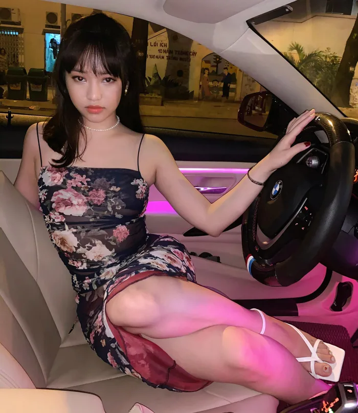 Không cần ai đó đi Mẹc chở vài vòng, hội gái đẹp này đã sớm mua ô tô tiền  tỷ, muốn thì tự đi