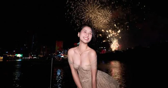 Bắt trọn khoảnh khắc pháo hoa rực rỡ, hot girl có luôn bộ ảnh viral MXH