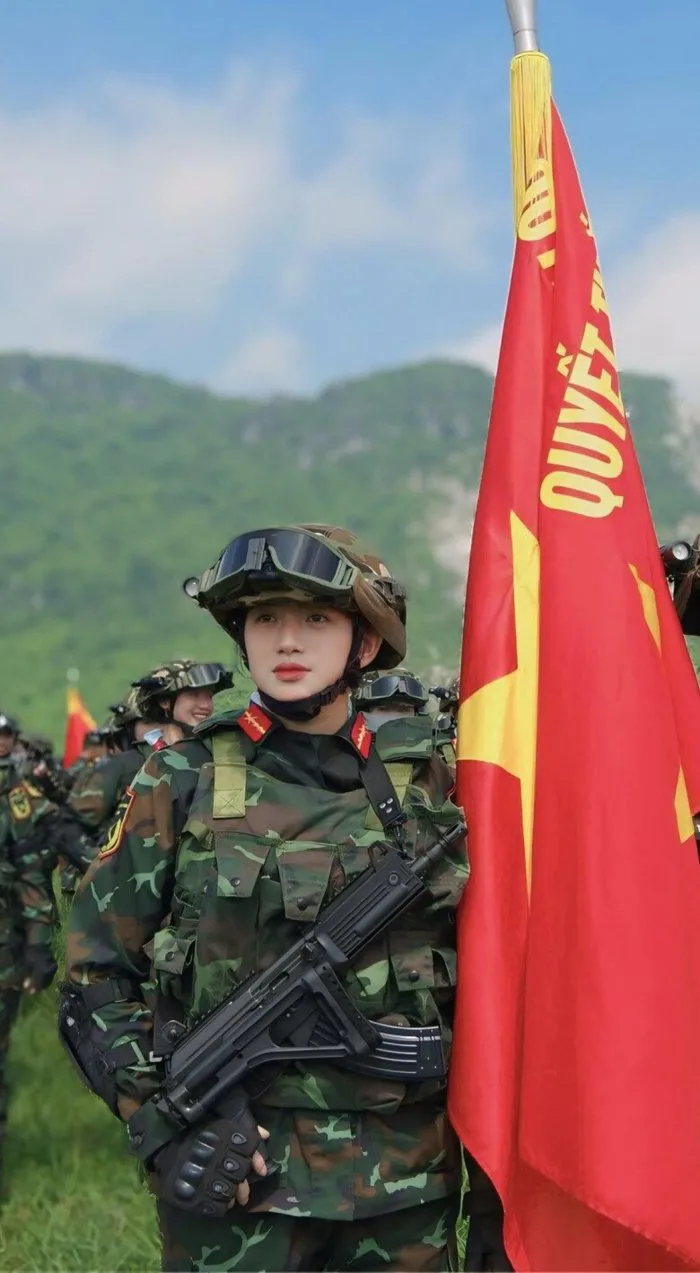 10 nữ quân nhân Việt Nam chỉ cần nở nụ cười là khuynh đảo mạng xã hội
