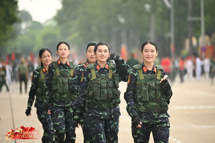 10 nữ quân nhân Việt Nam chỉ cần nở nụ cười là khuynh đảo mạng xã hội