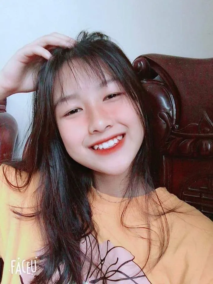 con nhà ai mà duyên thế !! Vừa có răng khểnh lại có lúm đồng tiền !! Tuyệt  ^^