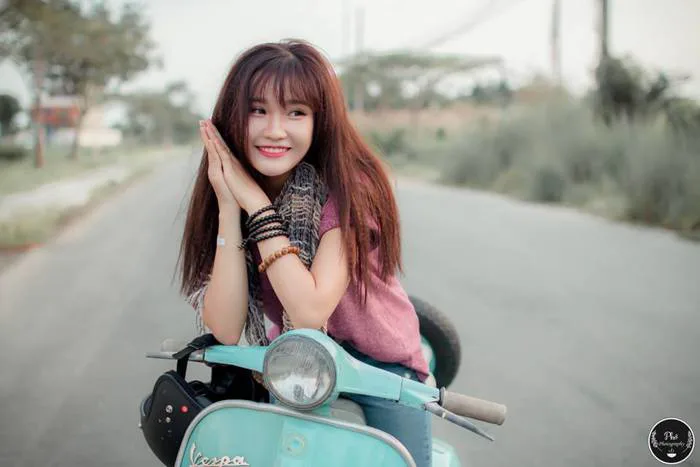 Hot girl Sài Gòn xinh tươi bên cạnh Vespa Super cổ | 2banh.vn
