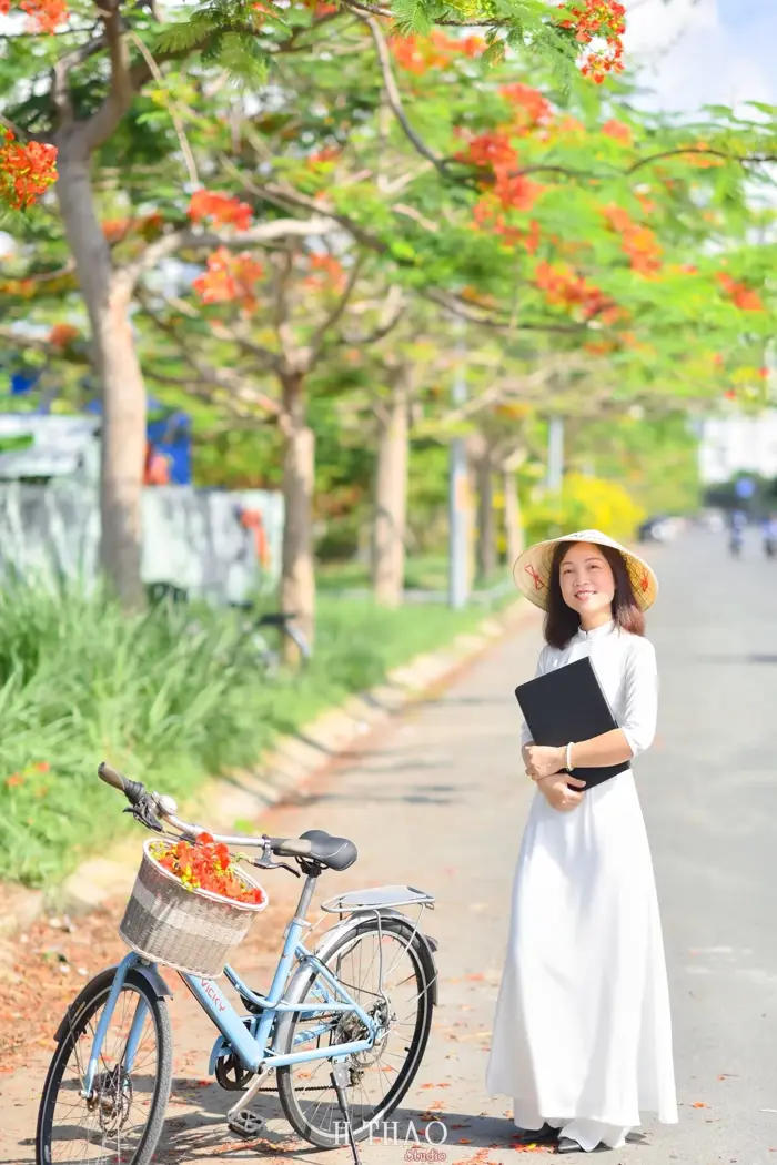Bộ hình nữ sinh chụp với hoa phượng ở Sài Gòn tuyệt đẹp- HThao Studio