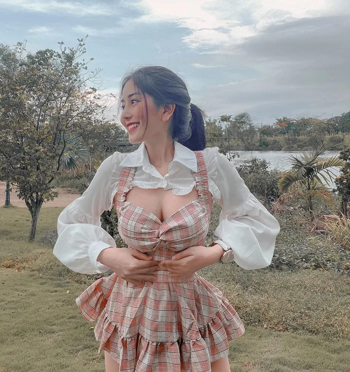 Gái xinh Sài Gòn Võ Ngọc Trân đăng ảnh sexy rồi hỏi khó dân tình: Chọn  ngoại hình hay tâm hồn?