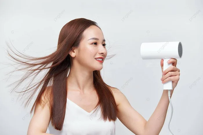 Một Cô Gái Hài Hước Vừa Sấy Mái Tóc Sạch Mới Của Mình Vừa Nhìn Vào Gương  Hình Chụp Và Hình ảnh Để Tải Về Miễn Phí - Pngtree