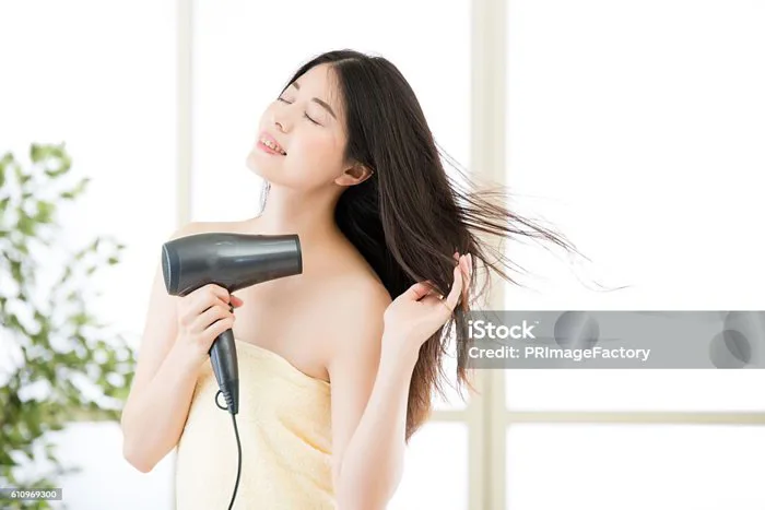 Châu Á Vẻ Đẹp Người Phụ Nữ Máy Sấy Tóc Để Sấy Tóc Sau Khi Tắm Hình ảnh Sẵn  có - Tải xuống Hình ảnh Ngay bây giờ - iStock