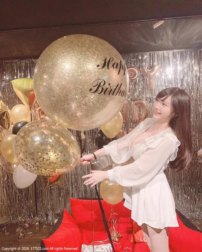 Khoe vòng 1 mừng sinh nhật, cô gái 18 tuổi khiến dân mạng đứng ngồi không  yên
