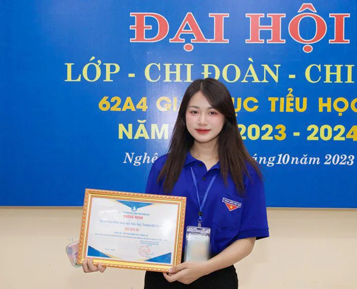 Nữ sinh viên Nghệ An đẹp trong veo khiến cộng đồng mạng 