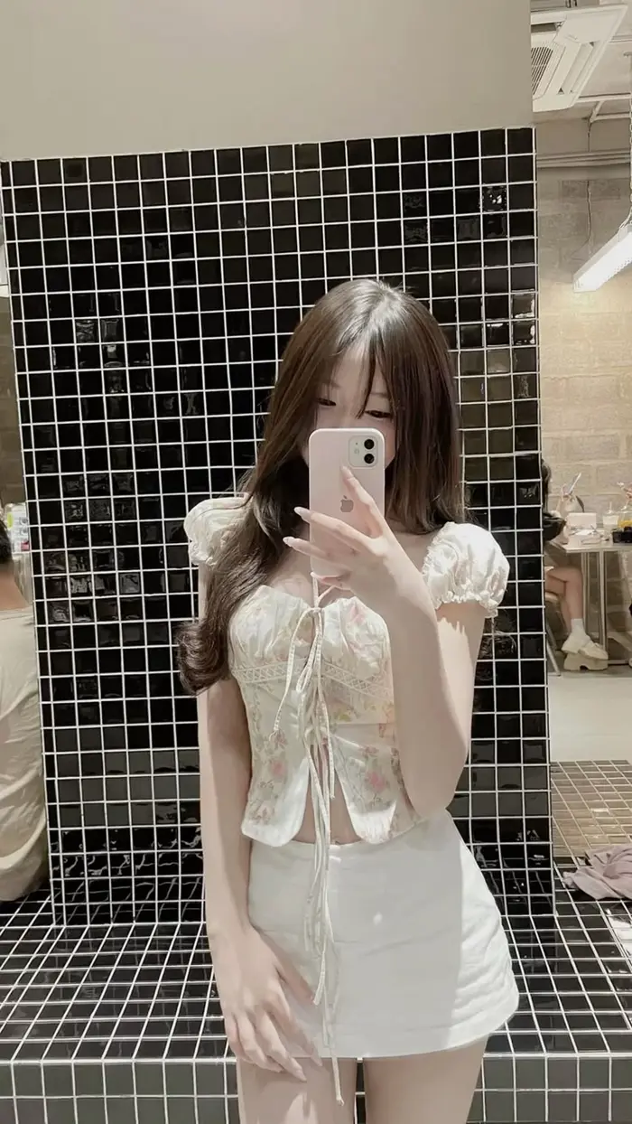 anh-gai-xinh-soi-guong-1