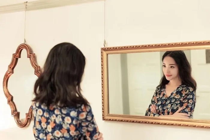 Soi gương đẹp nhưng chụp hình xấu, tại sao xảy ra nghịch lý ấy?