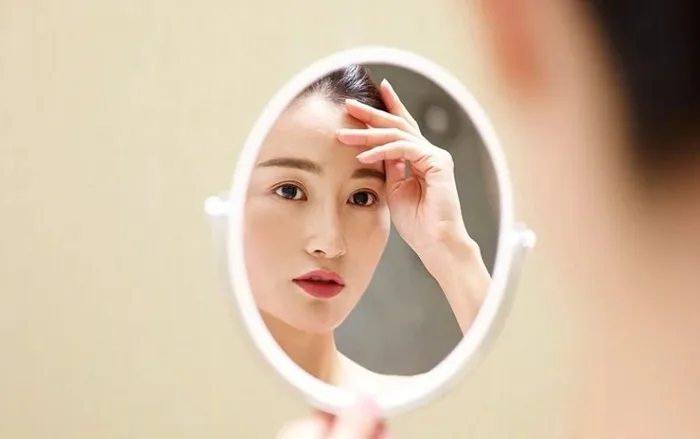 Soi gương đẹp nhưng chụp hình xấu, tại sao xảy ra nghịch lý ấy?