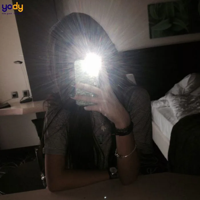 99+ kiểu che mặt ảnh chụp trước gương chất, cool ngầu | Yody