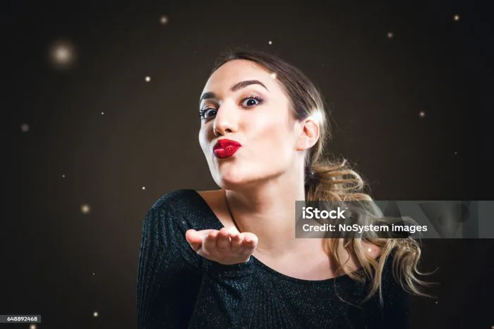 Thổi Một Nụ Hôn Cô Gái Xinh Đẹp Với Son Môi Đỏ Hình ảnh Sẵn có - Tải xuống Hình  ảnh Ngay bây giờ - 20-29 tuổi, Biểu cảm khuôn mặt, Bộ