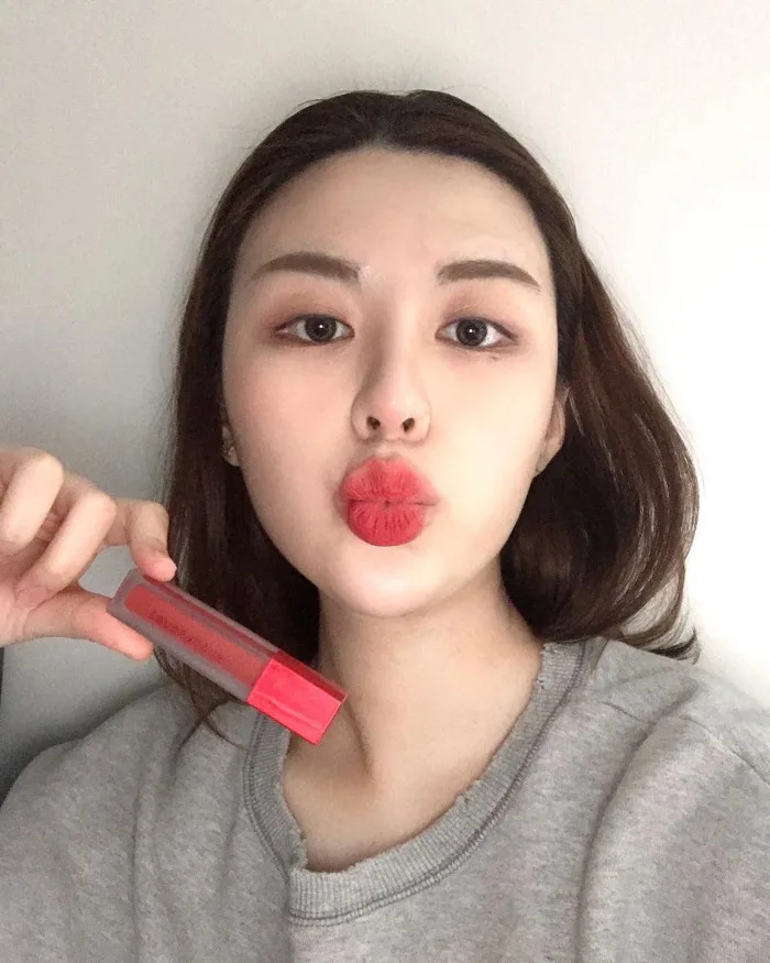 Nếu thắc mắc gái Hàn đánh son kiểu gì mà ra được viền môi mờ mờ mềm mại xinh  như thế, đây là câu trả lời dành cho bạn