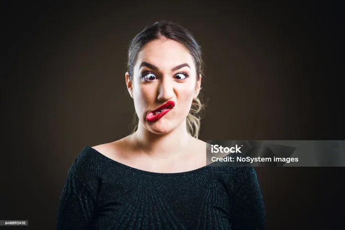 Cô Gái Dễ Thương Khuôn Mặt Hài Hước Cô Gái Xinh Đẹp Với Son Môi Đỏ Hình ảnh  Sẵn có - Tải xuống Hình ảnh Ngay bây giờ - iStock