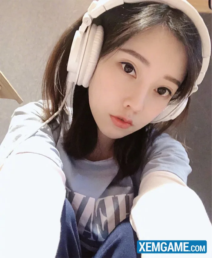 Ngọt ngào và xinh xắn, chẳng ai ngờ nữ streamer cực hot chỉ cao… 1m3